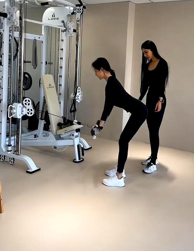 李纯婚后放纵开始还债了，健身累到大腿颤抖，带上北京爷们一起练