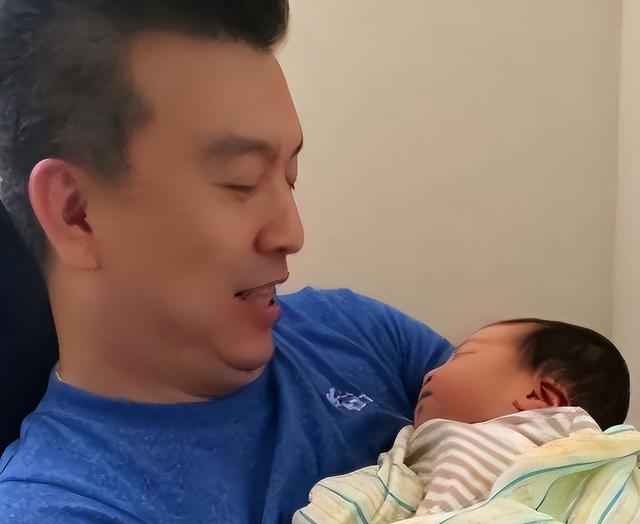 央视主持人张泽群:55岁才当父亲，妻子跑了儿子丢了	，今孤身一人