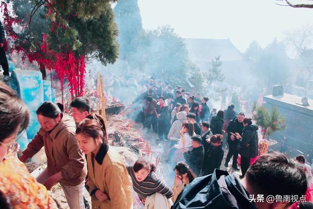 初五屏山，烟火向财神