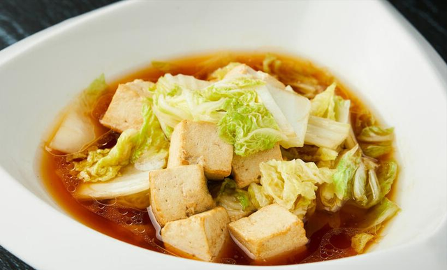白菜炖豆腐，先炒白菜还是豆腐？大厨教你正确顺序，鲜香又入味