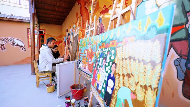 多年来，一批又一批绍兴人前赴后继，走进了这座大漠小城……