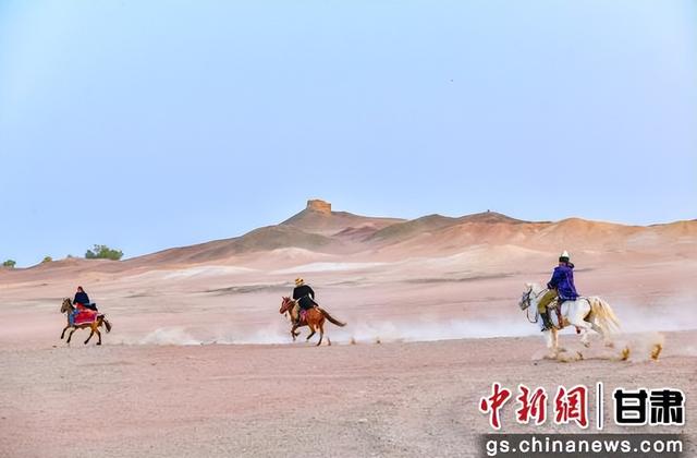 东天山来的骆驼队秋游敦煌