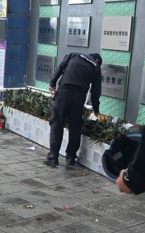 学校回应保安将校门口外卖扔进花坛