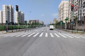 出行更安全！松江多条道路增设隔离护栏图片