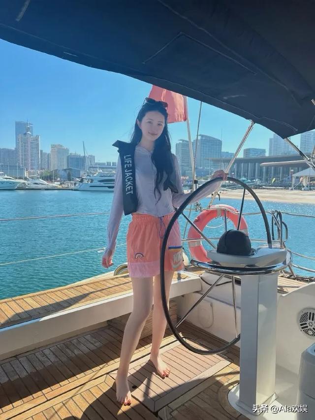 演员赵昕青岛度假，帆船上秀长腿，脚上的甲油太鲜艳了
