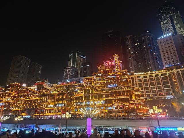 重庆这座城市，把我的腿走细了，把我的胃撑大了