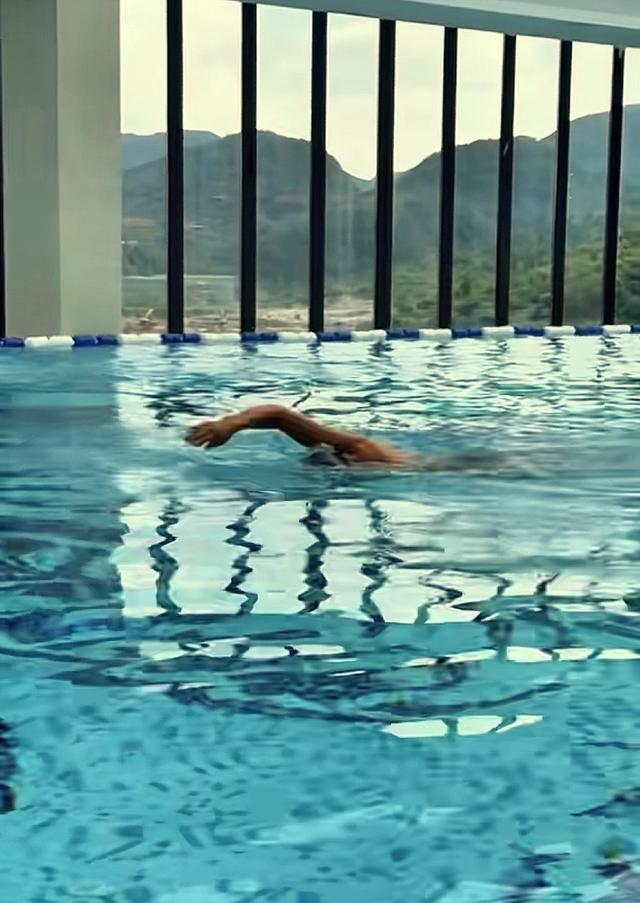 89岁王德顺晒游泳照，胸大肌饱满，全身皮肤只略微显皱，泳姿矫健