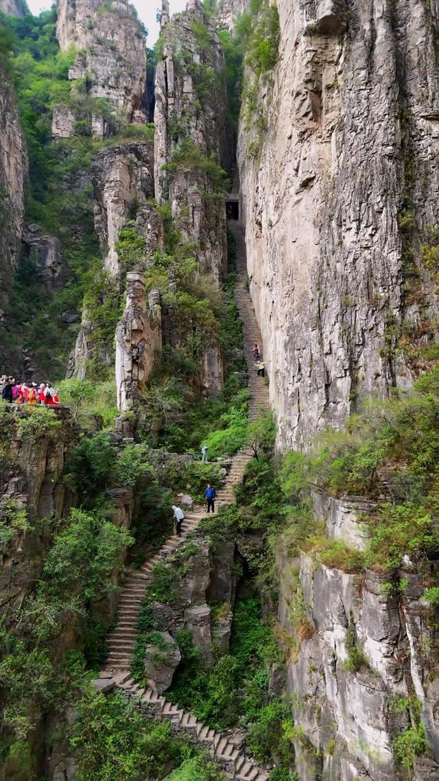 女子南太行瑛姑峡徒步滑落悬崖，下坠三米后抓住树枝捡回一条命，众驴友结绳将她救起