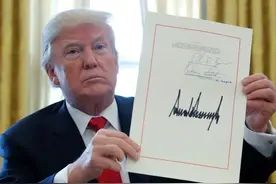 为什么美国总统签一份文件要用70多支笔，这些笔都干什么用了图片