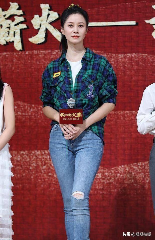 别眨眼！女星穿紧身牛仔裤狂炫身材，细腰翘臀的暴击谁顶得住