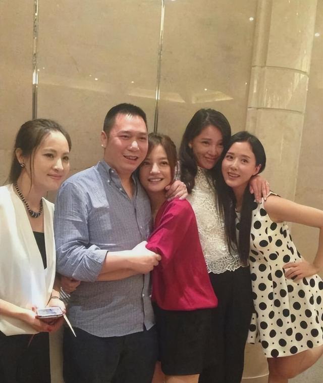 49岁赵薇近照曝光，事业婚姻全失败，15岁的女儿和她长得不一样