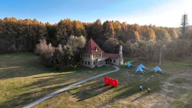 长春的秋天，有一幅油画叫做“净月潭”