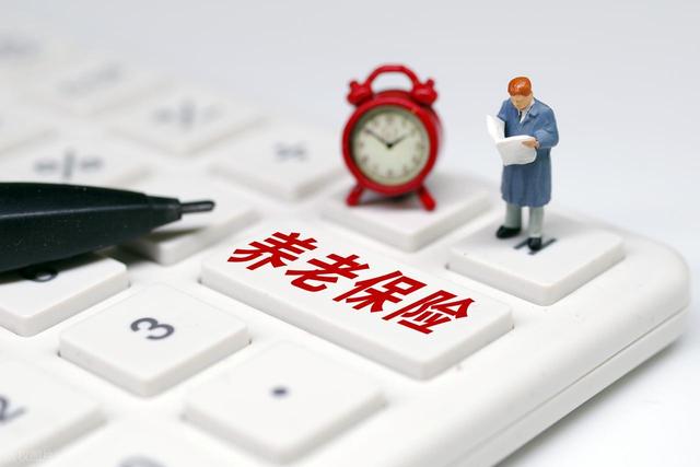 中央定调，2025年延迟退休落地实施，公务员退休哪种选择更划算？