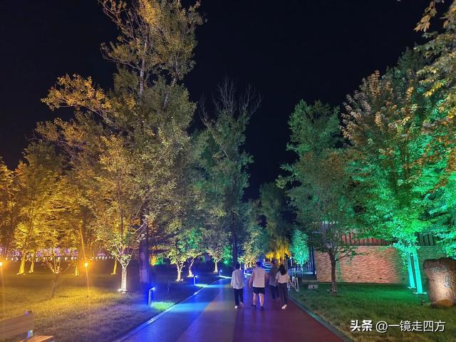 入夜，通化2021年打造的佟佳江旅游度假区灯光亮起，如梦似幻