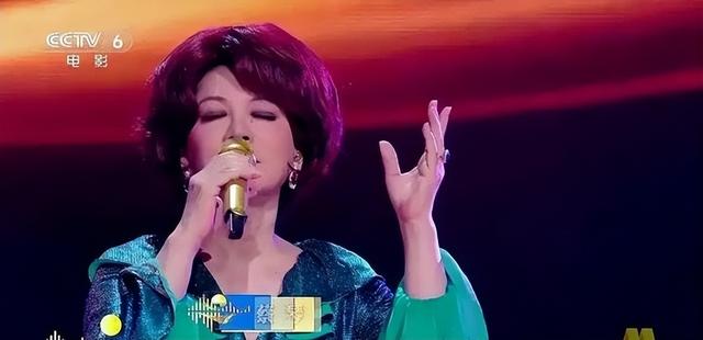 2025年大湾区晚会简直就是一张照妖镜，塑料歌手齐上阵，太搞笑了