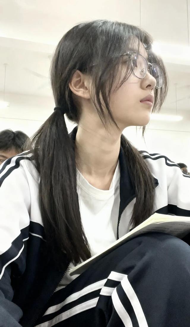 白帽衫双马尾照片火了，宿舍随拍意外走红，原来真实比美颜更动人