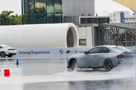 开宝马M240i练习漂移，在马路上出现意外时，心里也不慌乱！图片