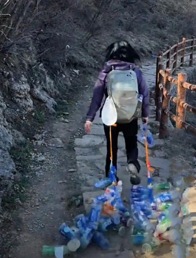 爬山最靓的仔！小姐姐下山拎一串塑料瓶，环保又可爱直接圈粉无数