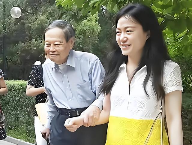 演都不演了！杨振宁去世仅6天，恶心的事情就发生，还不止一件