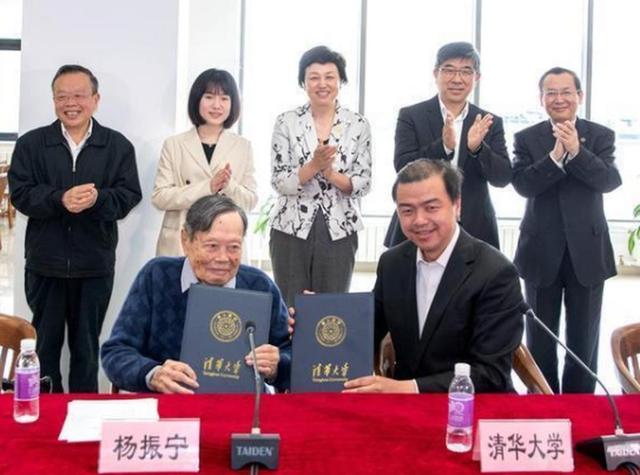演都不演了！杨振宁去世仅4天，恶心的一幕出现，结局大快人心