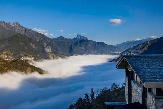 住在“松赞·石月亮山居”，在云端造梦，与星月同眠