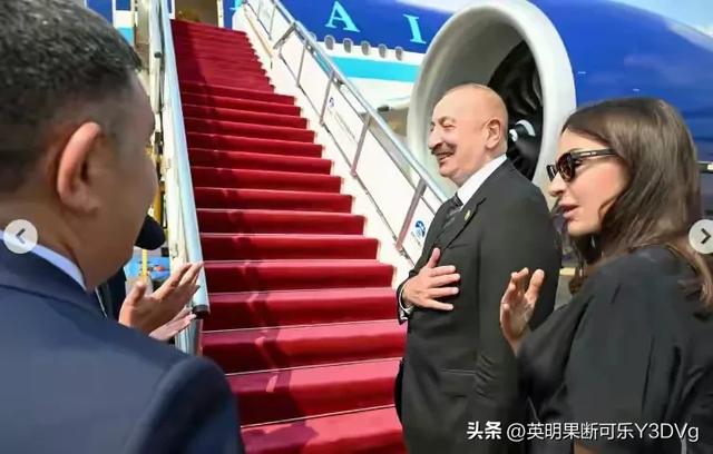 阿塞拜疆第一夫人在北京太美了！穿白裙观礼气质绝了，美如超模