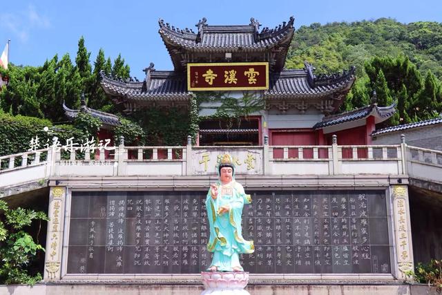 浙江宁波这个古村藏于山谷，千年古寺与清溪相对而居，幽静古朴