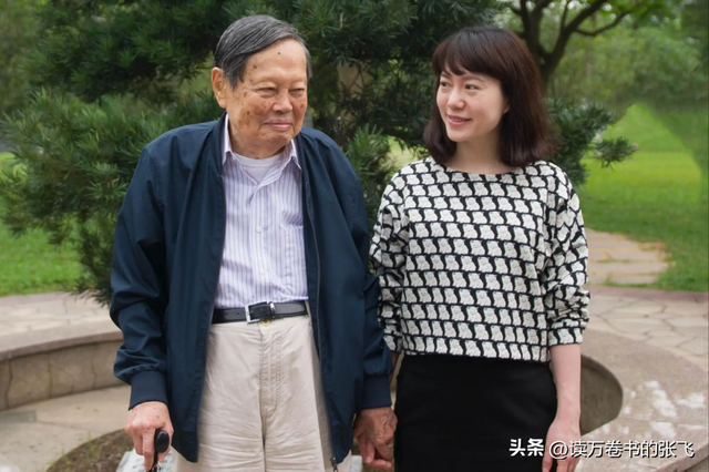 杨光宇赴八宝山送别父亲杨振宁！父亲走了，他仍会把翁帆当亲人