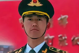 天安门最帅升旗手张自轩转业后，辞去安置的新工作，转型新路线图片