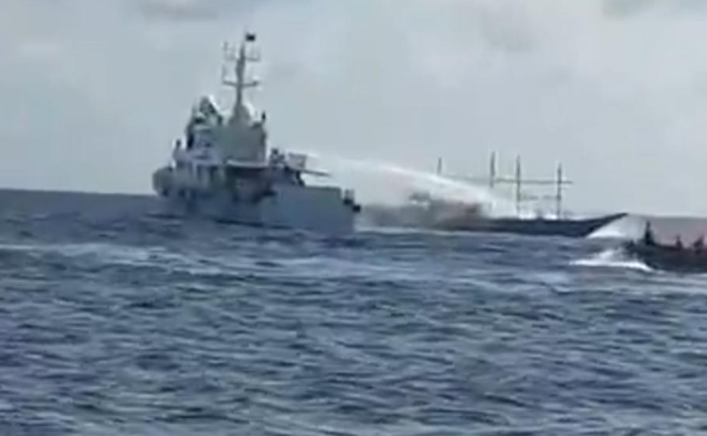 菲持刀威胁中方	，美国也上场了，南海混合战升级，中方没有退路