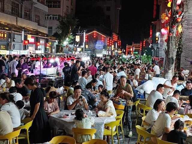 连云港和淮安在景点及生活环境方面各有哪些差别？