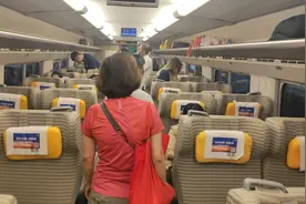 台湾网友纷纷晒出大陆高铁照，强烈要求“呼叫王义川”图片