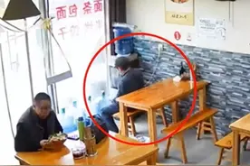 老人面馆吃饱喝足突然离世，儿子赶到后面露喜色 , 还送上烟酒致谢图片