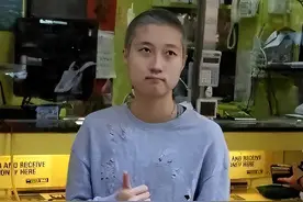 万万没想到成龙女儿竟沦落到“拾荒青年”，住桥洞捡破烂，太凄惨图片