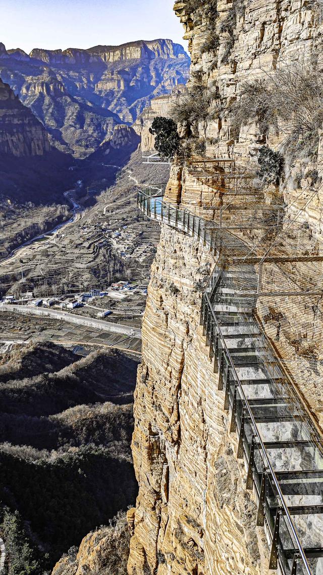 游东太行，望群山 ，感悟‘云海翻腾走龙蛇，绝壁生辉见奇峰’