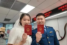 在西安领证结婚可获赠10元彩票，工作人员：是对新人的祝福图片