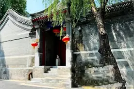 实拍李嘉诚北京四合院，规模堪比王府，平常大门紧闭！图片