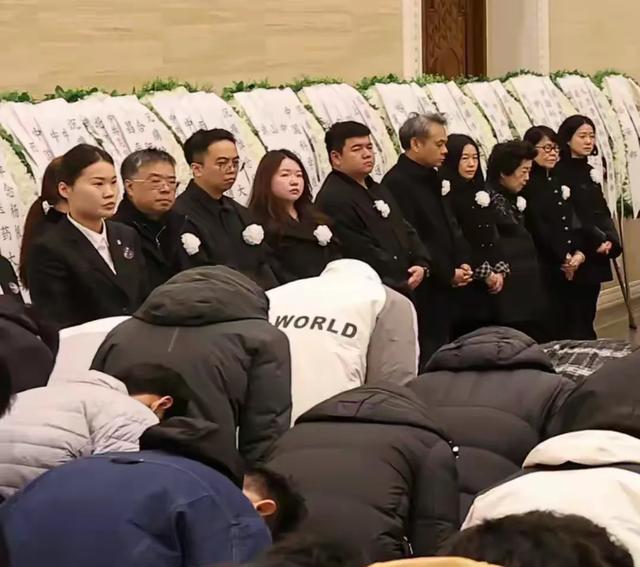 杨振宁遗体告别现场：身上覆盖国旗，翁帆哭成泪人，子女全部现身