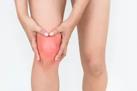 膝盖肿胀恐是积水，热敷还是冰敷？骨科医师教你1招判断图片