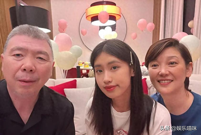 徐帆做梦也没料到！丁克了大半辈子，19岁的养女却和冯小刚很像
