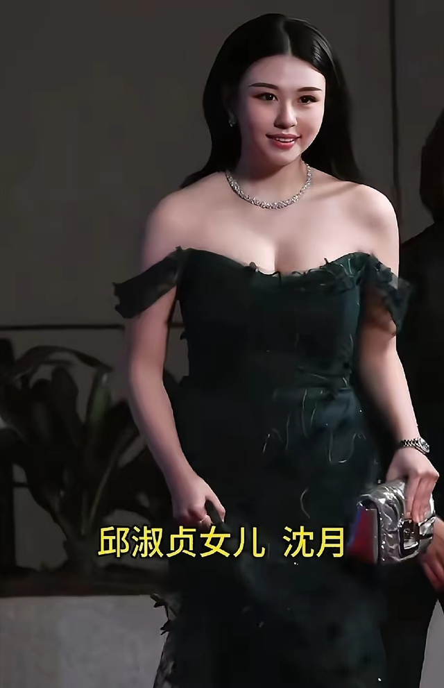 邱淑贞女儿沈月，大骨架好丰满的身材，比妈妈还漂亮，最美星二代