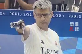 好松弛！土耳其51岁大叔走红！单手插兜射击摘银，只戴了近视眼镜和睡眠耳塞！曾是一名军官图片