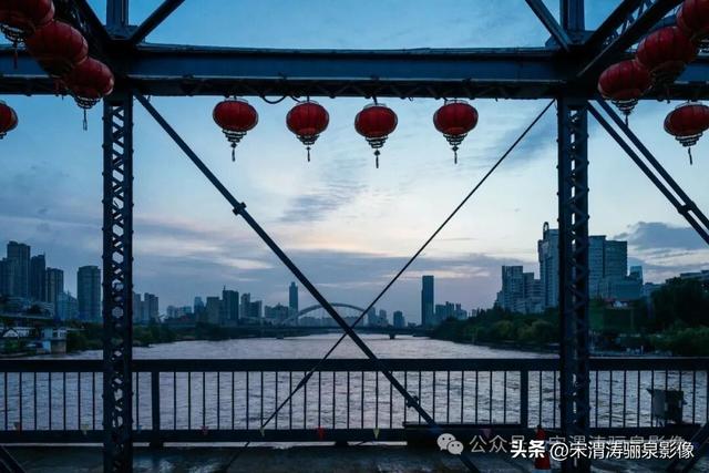 甘肃兰州：兰州两日游之兰州黄河铁桥中山桥夜景醉人 大气磅礴