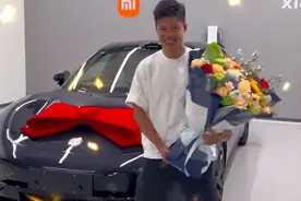 苏炳添晒雷军送的小米SU7，本人发文感谢：会多开，之后给你多反馈图片