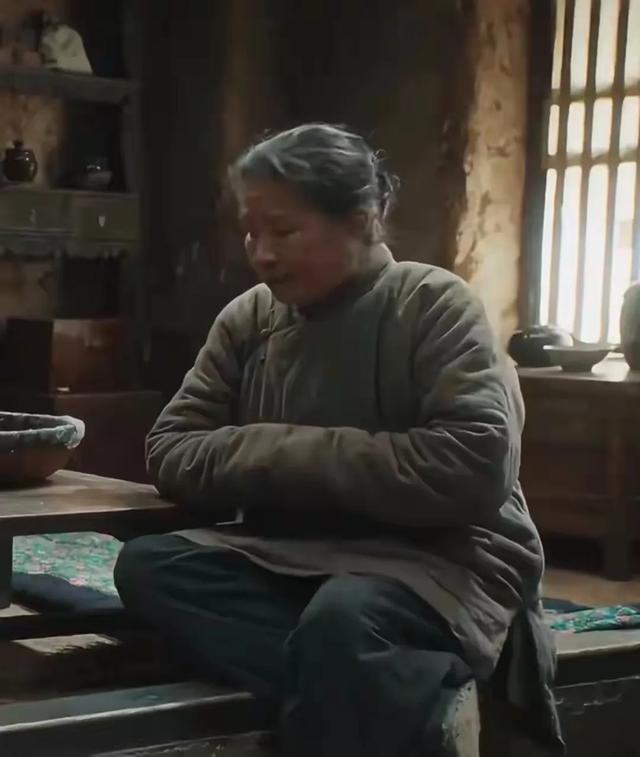 迟蓬超市被偶遇！白发拖鞋接地气，《生万物》演技咋这么绝？