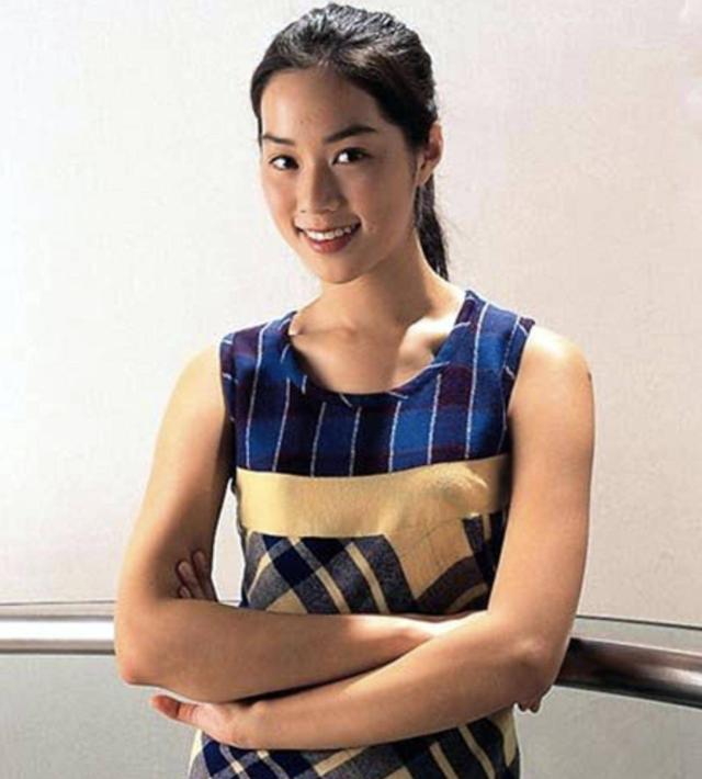 她14岁已是“人间尤物	”，被首富看中花10亿娶回家	，8年生了四胎