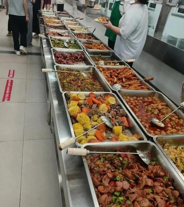 北京下了硬命令	，2027年底前，所有中小学必须告别“校外供餐	”