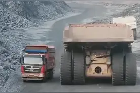 百吨王遇矿车，秒变小红。图片