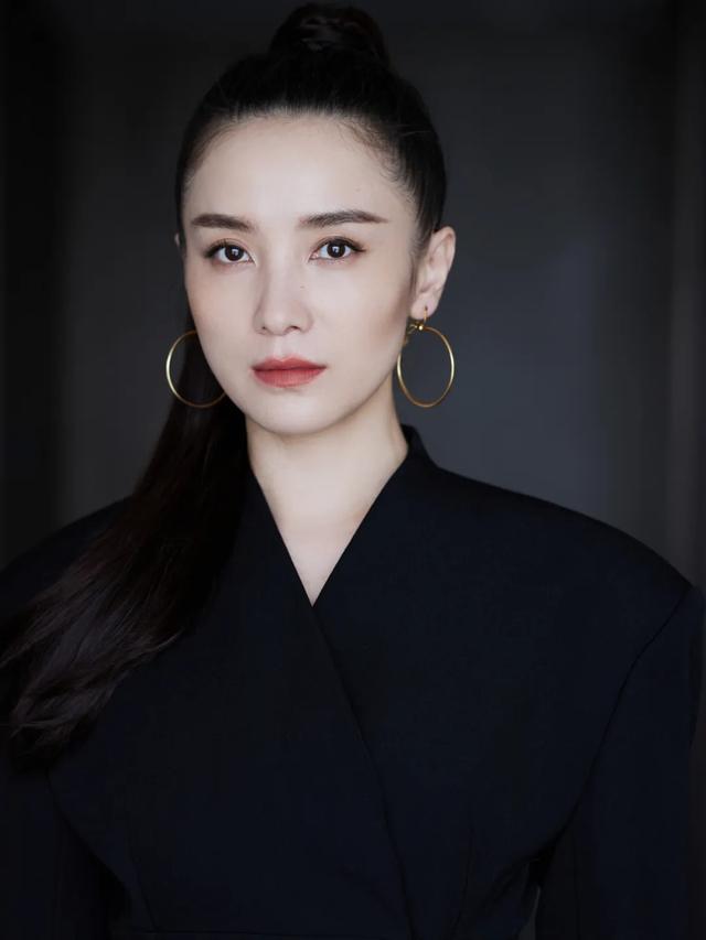 【电影】《轻于鸿毛》双女主公路行，荒诞解房产结，情路和解蜕变