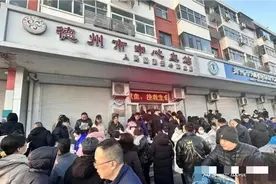 德州男子驾车冲撞学生，致2死6伤，市民蜂拥献血，官方通报来了！图片
